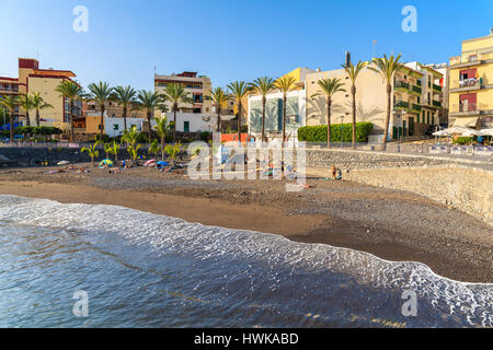 Strand von SAN JUAN, Teneriffa - 15. November 2015: Ozeanwelle und schönen Strand in San Juan Küstenstadt, Teneriffa, Spanien. Stockfoto