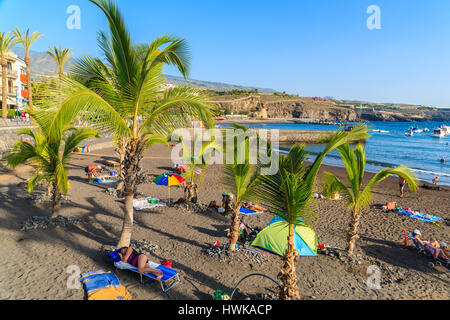 Strand von SAN JUAN, Teneriffa - 15. November 2015: Menschen entspannen am schönen Strand mit Palmen Bäume in der Küstenstadt San Juan, Teneriffa, Spanien. Stockfoto