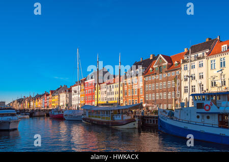 Kopenhagen, Dänemark - 11. März 2017: Kopenhagen Nyhavn Kanal und Promenade mit ihren bunten Fassaden, 17. Jahrhundert am Wasser Stockfoto