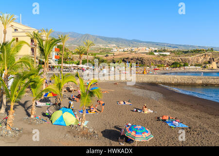 Strand von SAN JUAN, Teneriffa - 15. November 2015: Menschen entspannen am schönen Strand mit Palmen Bäume in der Küstenstadt San Juan, Teneriffa, Spanien. Stockfoto