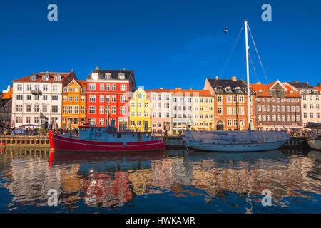 Kopenhagen, Dänemark - 11. März 2017: Kopenhagen Nyhavn Kanal und Promenade mit ihren bunten Fassaden, 17. Jahrhundert am Wasser Stockfoto