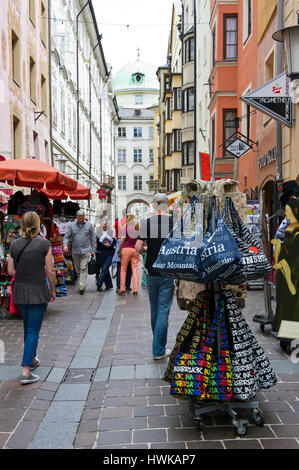 Eine typische Gasse mit Reihen von Geschäften in der Altstadt, Innsbruck, Tirol, Österreich Stockfoto