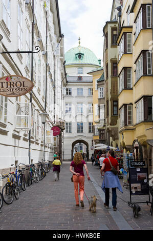 Eine typische Gasse mit Reihen von Geschäften in der Altstadt, Innsbruck, Tirol, Österreich Stockfoto