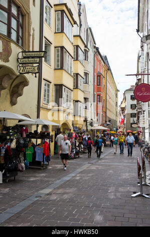 Eine typische Gasse mit Reihen von Geschäften in der Altstadt, Innsbruck, Tirol, Österreich Stockfoto