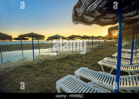 Die Benalmadena Strand nach Sturm bei Sonnenuntergang. Costa Del Sol, Andalusien, Spanien Stockfoto