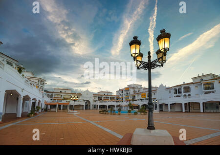 Nachtansicht des Plaza Mayor in Benalmadena. Andalusien, Spanien Stockfoto