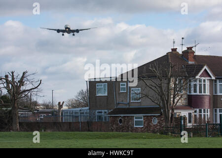 British Airways Flugzeug nähert London Heathrow Airport, Großbritannien Stockfoto