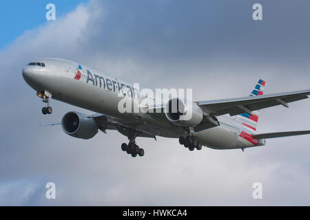 American Airlines Boeing 777-323/ER an der London Heathrow Airport, Großbritannien Stockfoto