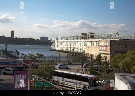 Pier 57 on The Hudson River aus der High Line zwischen Chelsea und The Meatpacking District Manhattan New York City USA Stockfoto