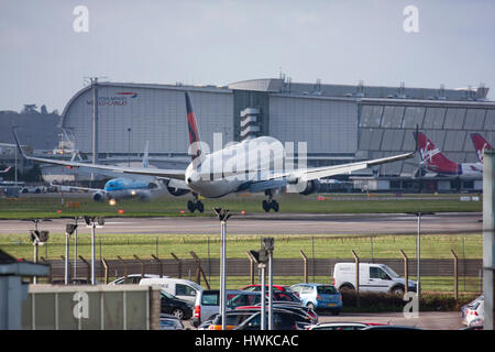 Delta Air Lines Boeing 767-332/ER landet auf dem Flughafen London Heathrow, Vereinigtes Königreich Stockfoto