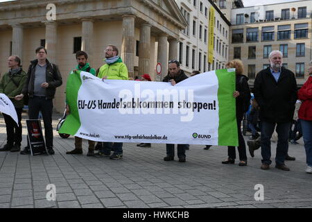 Berlin, Deutschland, 18. April 2015: Masse Protest gegen TTIP und CETA. Stockfoto