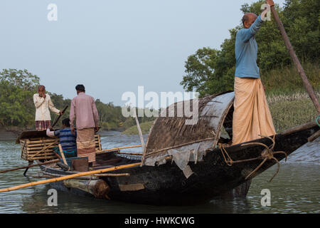 Bangladesch, Sundarbans Nationalpark. Traditionelle Fischerei mit Otter ausgebildet Otter. Diese Methode reicht bis 6. Jahrhundert n. Chr. zurück. Käfig auf der Rückseite der Stockfoto