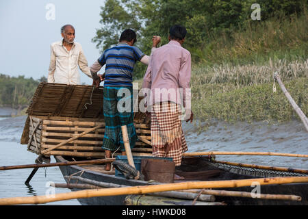 Bangladesch, Sundarbans Nationalpark. Traditionelle Fischerei mit Otter ausgebildet Otter. Diese Methode reicht bis 6. Jahrhundert n. Chr. zurück. Käfig auf der Rückseite der Stockfoto