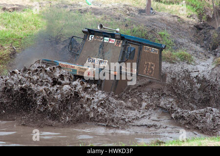 Rallye auf alten Traktoren auf der Bison-Track auf einem verlassenen militärischen Übungsgelände gebrochen. Stockfoto