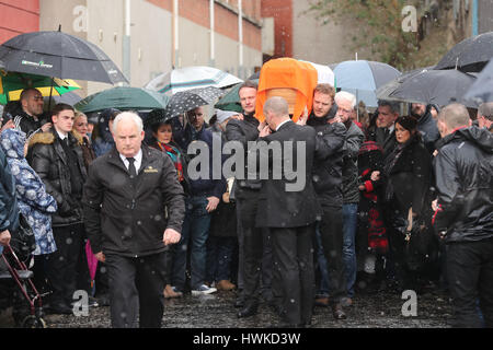 Der Sarg des Nordirlandes ehemalige stellvertretende erste Minister und Ex-IRA Kommandant Martin McGuinness erfolgt in seinem Haus in Londonderry, nach seinem im Alter von 66 Tod. Stockfoto