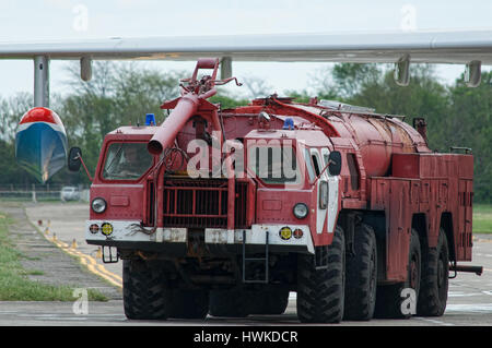 Flugplatz Löschfahrzeug, Taganrog, Russland, 16. Mai 2015. Flugzeugwerk, läuft diese Maschine auf dem Boden mit Wasser Wasserflugzeuge Stockfoto