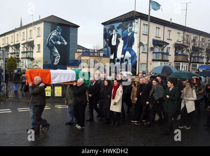 Der Sarg des Nordirlandes ehemalige stellvertretende erste Minister und Ex-IRA Kommandant Martin McGuinness erfolgt in seinem Haus in Londonderry, nach seinem im Alter von 66 Tod. Stockfoto