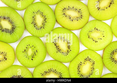 Scheiben von frischen grünen Kiwis als eine Hintergrundtextur Essen Stockfoto