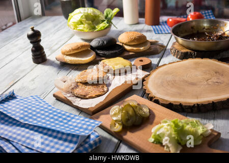 Tisch mit Burger-Zutaten. Stockfoto
