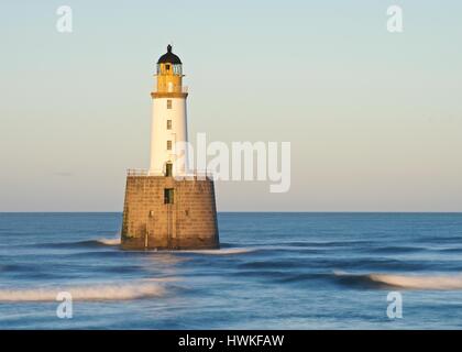 Rattray Head Lighthouse befindet sich in das Meer direkt an der Ostküste bei St. Fergus Stockfoto