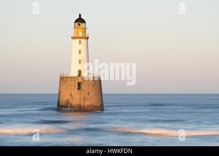 Rattray Head Lighthouse befindet sich in das Meer direkt an der Ostküste bei St. Fergus Stockfoto