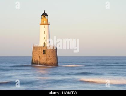 Rattray Head Lighthouse befindet sich in das Meer direkt an der Ostküste bei St. Fergus Stockfoto