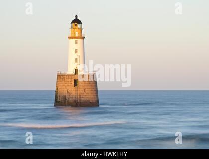 Rattray Head Lighthouse befindet sich in das Meer direkt an der Ostküste bei St. Fergus Stockfoto