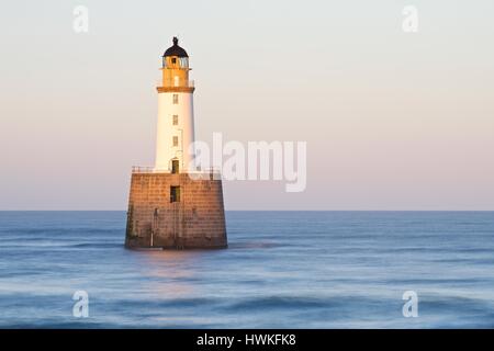 Rattray Head Lighthouse befindet sich in das Meer direkt an der Ostküste bei St. Fergus Stockfoto