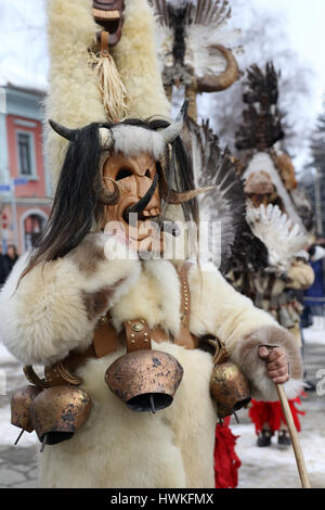 21. Januar 2017: Unbekannter Mann mit traditionellen Kukeri Kostüm sind zu sehen auf dem Festival der Maskerade Spiele Surova in Bresnik, Bulgarien Stockfoto