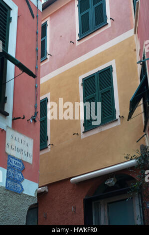 Keramik Schilder zum Leuchtturm, Olivetta Strand und Kastell St. Georg, einige der wichtigsten Sehenswürdigkeiten von Portofino, berühmten italienischen Fischerdorf Stockfoto