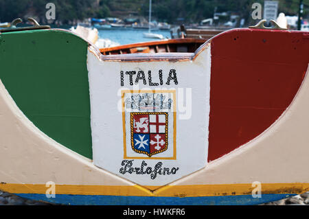 Angelboot/Fischerboot mit italienischer Flagge Farben in Piazzetta, die wenig Platz von Portofino, beherbergt italienische Fischerdorf bekannt für seinen Hafen und bunt Stockfoto