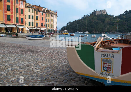 Angelboot/Fischerboot mit italienischer Flagge Farben in Piazzetta, die wenig Platz von Portofino, beherbergt italienische Fischerdorf bekannt für seinen Hafen und bunt Stockfoto