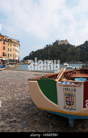 Angelboot/Fischerboot mit italienischer Flagge Farben in Piazzetta, die wenig Platz von Portofino, beherbergt italienische Fischerdorf bekannt für seinen Hafen und bunt Stockfoto