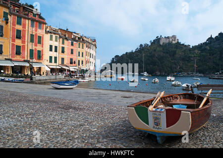 Angelboot/Fischerboot mit italienischer Flagge Farben in Piazzetta, die wenig Platz von Portofino, beherbergt italienische Fischerdorf bekannt für seinen Hafen und bunt Stockfoto