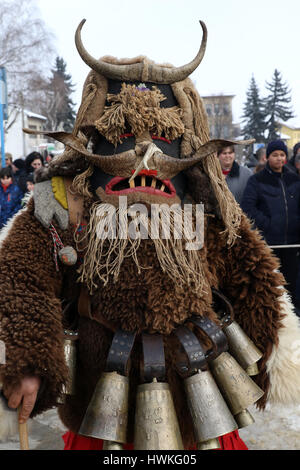 21. Januar 2017: Unbekannter Mann mit traditionellen Kukeri Kostüm sind zu sehen auf dem Festival der Maskerade Spiele Surova in Bresnik, Bulgarien Stockfoto