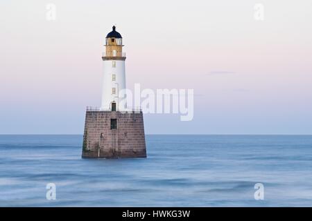 Rattray Head Lighthouse befindet sich in das Meer direkt an der Ostküste bei St. Fergus Stockfoto