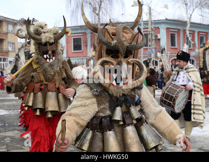 21. Januar 2017: Unbekannter Mann mit traditionellen Kukeri Kostüm sind zu sehen auf dem Festival der Maskerade Spiele Surova in Bresnik, Bulgarien Stockfoto