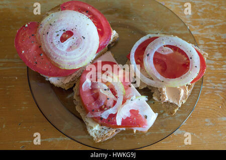 Klassischen polnischen Sandwiches mit Brot, Frischkäse, Tomaten und Zwiebeln auf Cracker. Zawady Zentralpolen Europa Stockfoto