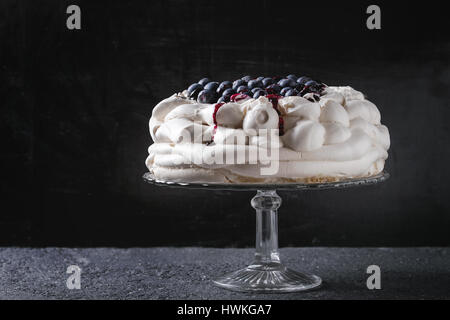 Baiser Kuchen Pavlova mit Heidelbeeren Stockfoto