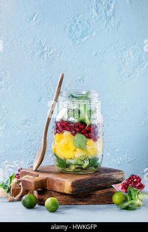 Obstsalat im Einmachglas Stockfoto