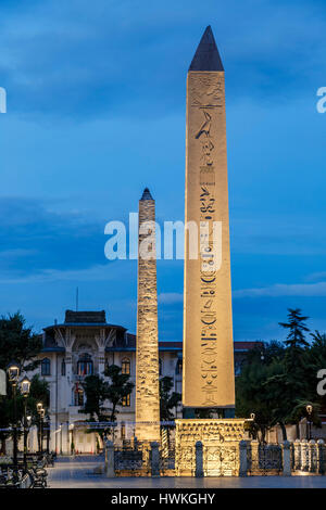 Obelisk von Theodosius (vorne) und Spalte von Konstantin Porphyrogenetus, Hippodrom, Istanbul, Türkei Stockfoto