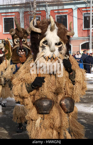 21. Januar 2017: Unbekannter Mann mit traditionellen Kukeri Kostüm sind zu sehen auf dem Festival der Maskerade Spiele Surova in Bresnik, Bulgarien Stockfoto