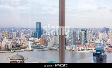 Dem Bund und einem Stadtbild von Shanghai über den Huangpu-Fluss in Pudong Stockfoto