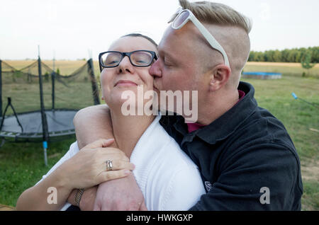 Romantische Mann und Frau genießen einen Kuss. Polnische paar Alter 38 und 41 umarmen. Zawady Zentralpolen Europa Stockfoto