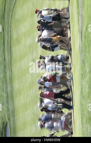 MENSCHENMASSEN überqueren den FAIRWAY RYDER CUP OAKLAND HILLS USA OAKLAND HILLS DETROIT USA 19. September 2004 Stockfoto