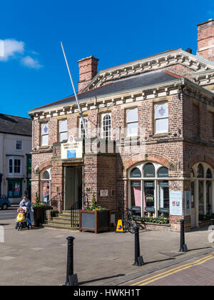 Stadtrat Büros High Street Northallerton North Yorkshire an einem sonnigen Frühlingstag mit Blumen geschmückt. Stockfoto