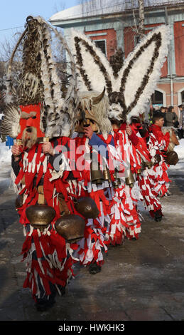 21. Januar 2017: Unbekannter Mann mit traditionellen Kukeri Kostüm sind zu sehen auf dem Festival der Maskerade Spiele Surova in Bresnik, Bulgarien Stockfoto