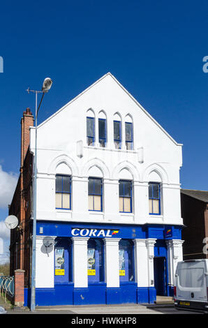 Korallen Buchmacher in historischen Gebäude in Owen Straße, Tipton, West Midlands Stockfoto