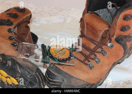 Wanderstiefel mit Karte und Kompass Stockfoto