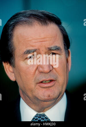 Republikanische Präsidentschaftskandidat Pat Buchanan spricht mit Reportern außerhalb des Studios von NBC nach seinem Appreance am Sonntagmorgen-Talkshow "Meet The Press" Washinton, DC., 25. Februar 1996. Foto: Mark Reinstein Stockfoto